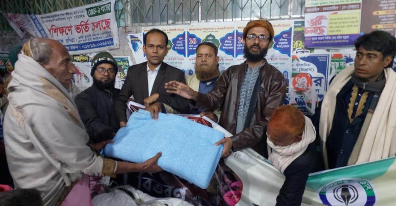গভীর রাতে শীতবস্ত্র পোঁছে দিলো মনোহরগঞ্জ প্রেসক্লাব