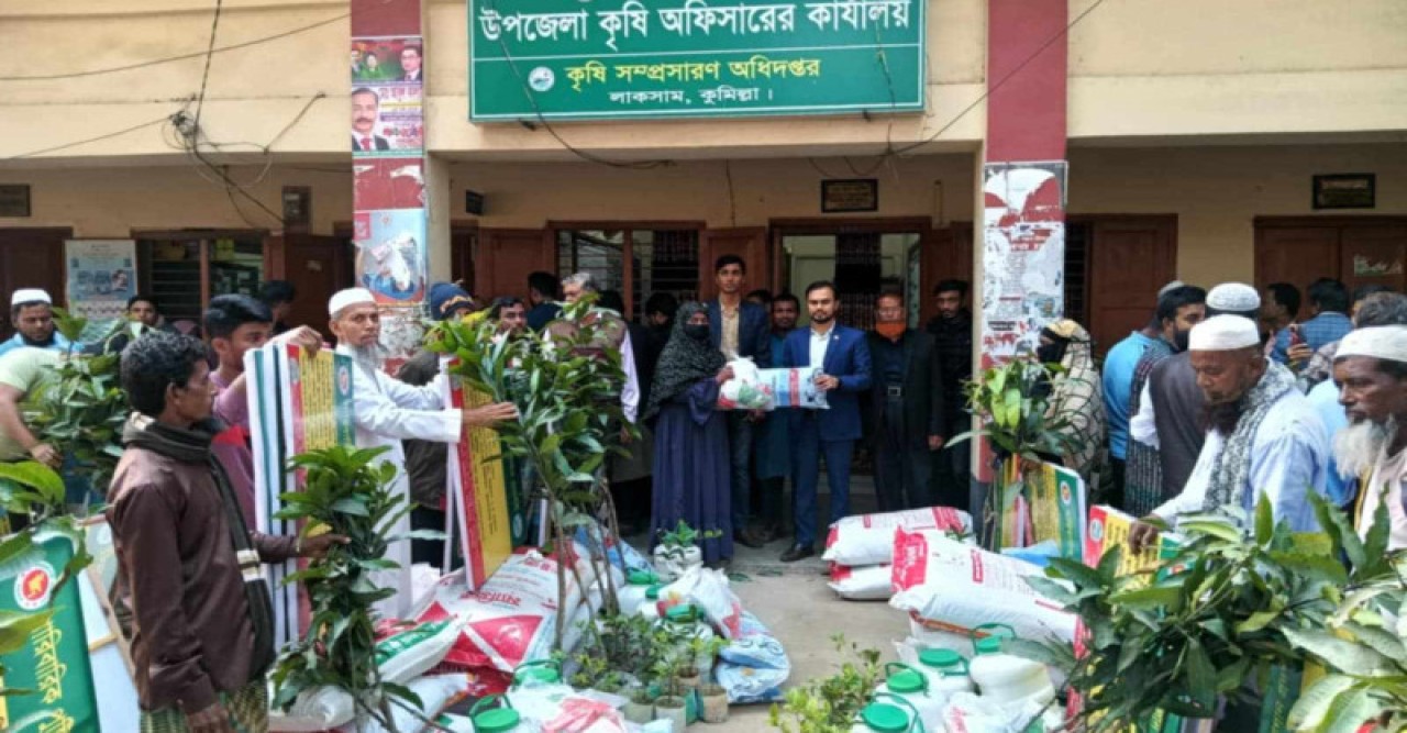 লাকসামে বাগানের উপকরণ বিতরণ