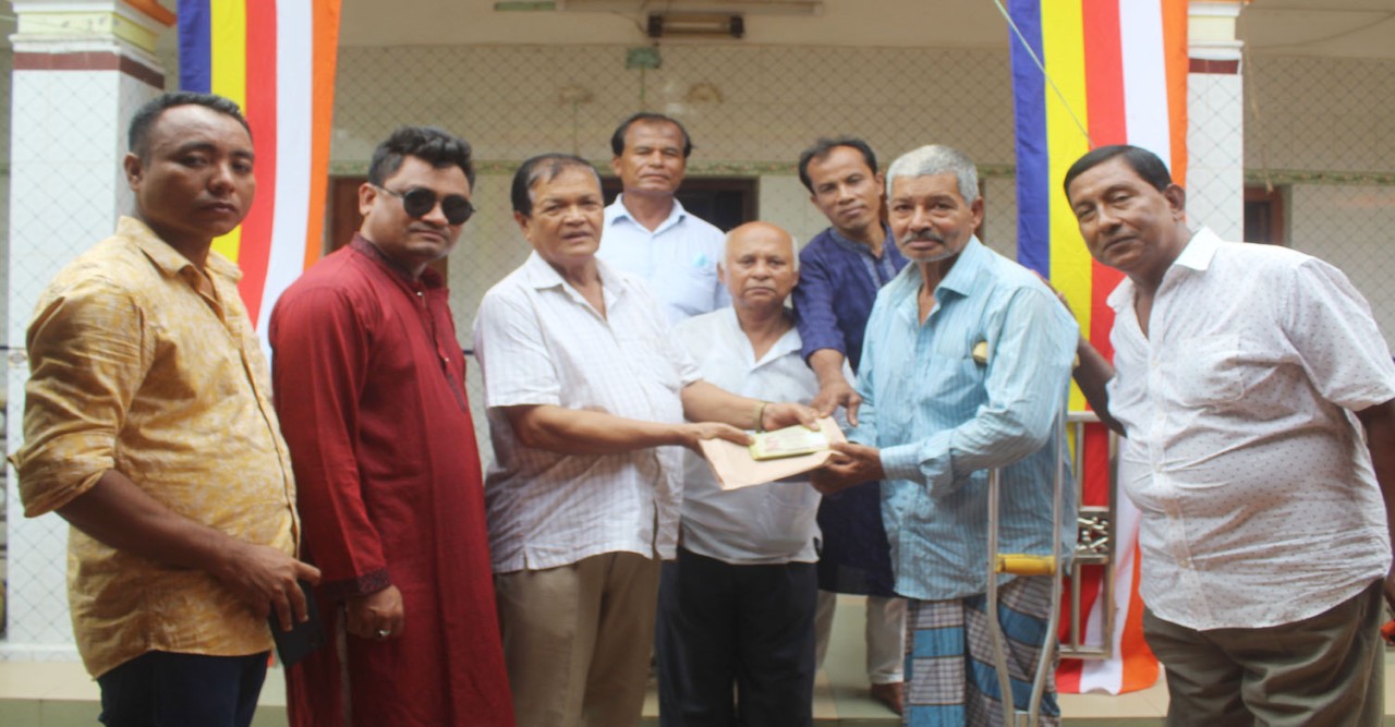 লালমাইয়ে আলীশ^র বৌদ্ধ বিহারে বুদ্ধ পূর্নিমা উপলক্ষে চিকিৎসার্থে অর্থ প্রদান