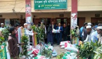 লাকসামে বাগানের উপকরণ বিতরণ