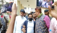 কুমিল্লা বিশ্ববিদ্যালয়ের প্রশাসনিক কর্মকর্তাকে পুলিশে দিল ছাত্ররা