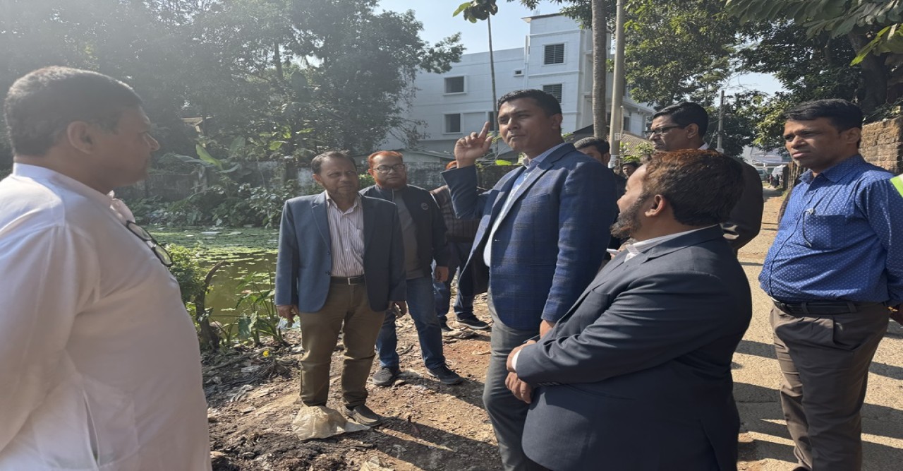 লাকসামের ঐতিহ্যবাহী শতবর্ষী ধোয়া পুকুর পরিদর্শন করলেন কাউছার হামিদ লাকসামের ঐতিহ্যবাহী শতবর্ষী ধোয়া পুকুর পরিদর্শন করলেন কাউছার হামিদ