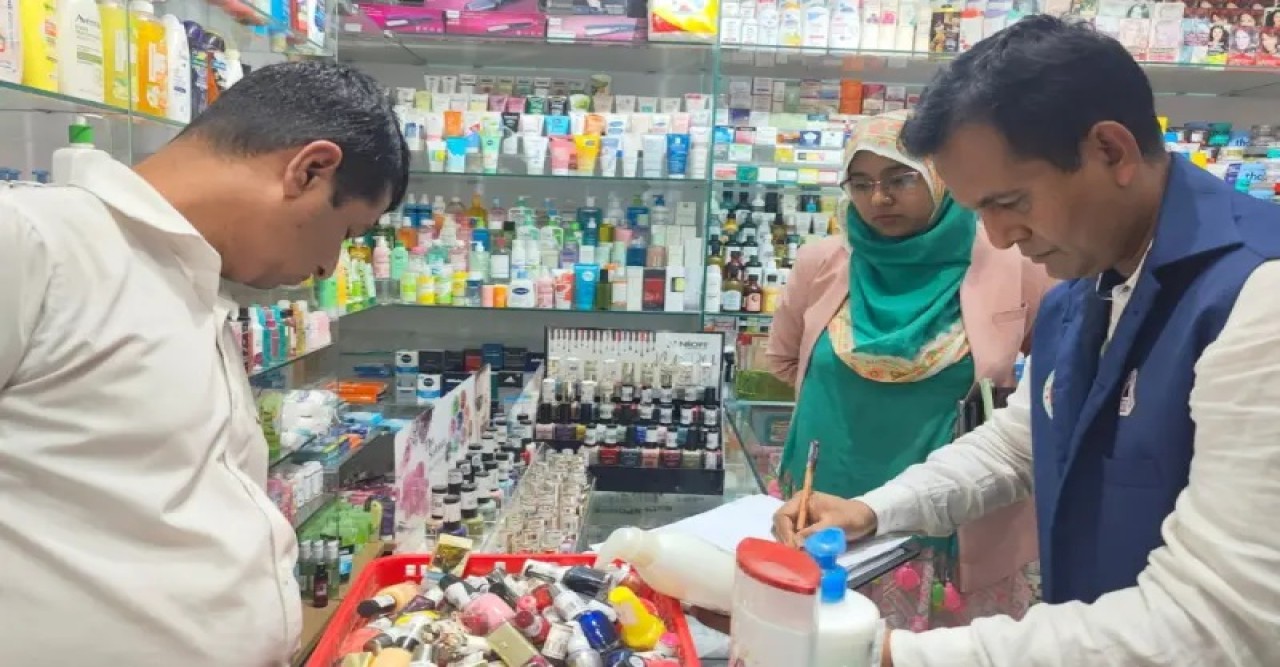কুমিল্লায় অনুমোদনহীন পন্য বিক্রির দায়ে 'টপ টেন' ও 'হোম স্টপ'কে জরিমানা কুমিল্লায় অনুমোদনহীন পন্য বিক্রির দায়ে 'টপ টেন' ও 'হোম স্টপ'কে জরিমানা