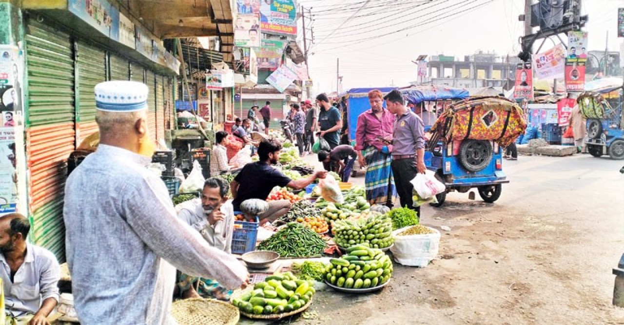 পৌর সড়কে হাট-বাজার, লাকসামে বাড়ছে জনদুর্ভোগ সৃষ্টি হচ্ছে যানজট পৌর সড়কে হাট-বাজার, লাকসামে বাড়ছে জনদুর্ভোগ সৃষ্টি হচ্ছে যানজট
