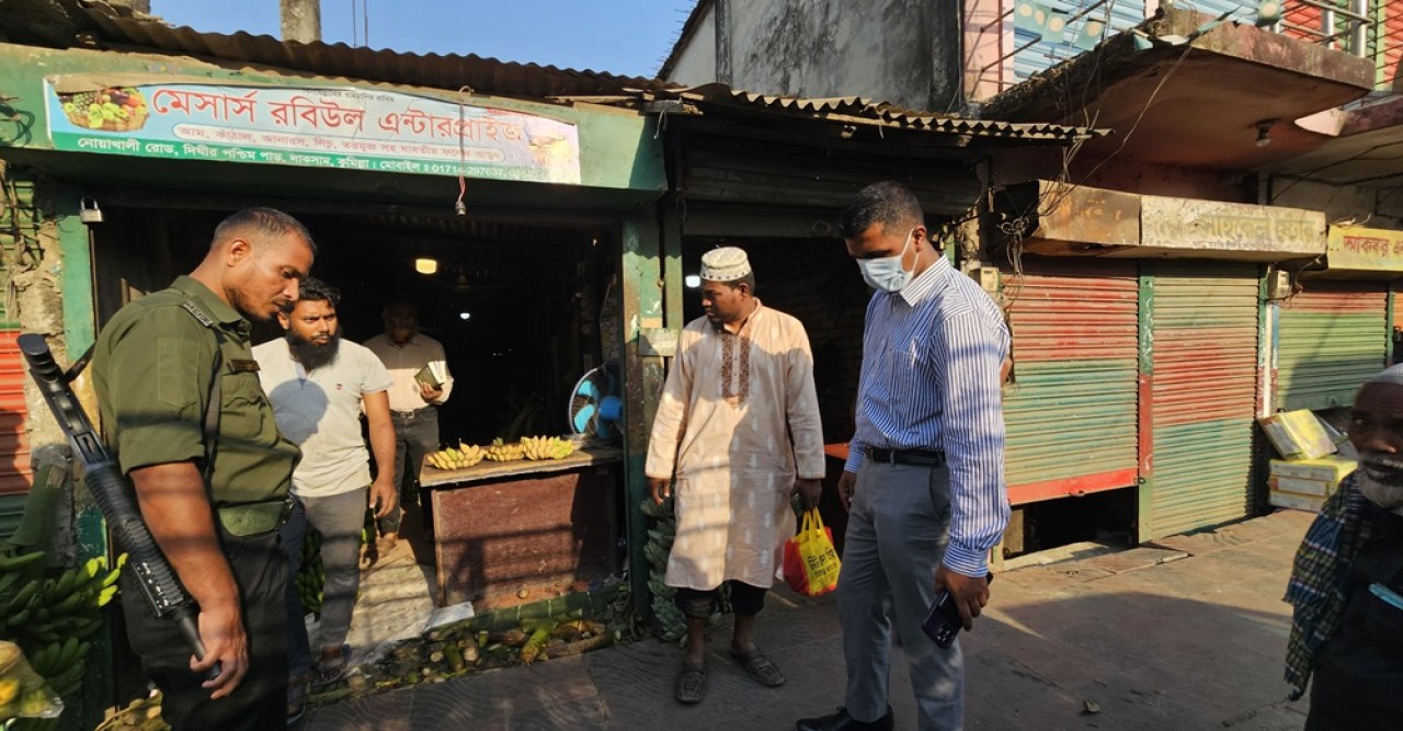 লাকসামে ভ্রাম্যমাণ আদালত, পাঁচ ব্যবসায়ীকে জরিমানা লাকসামে ভ্রাম্যমাণ আদালত, পাঁচ ব্যবসায়ীকে জরিমানা